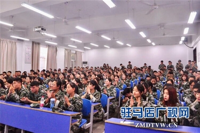 易軒財務李二菊到黃淮學院國際教育學院授課教新生如何做好職業規劃